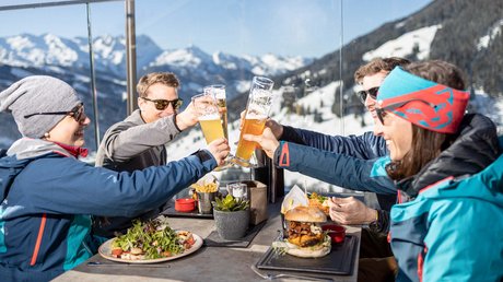 Pictures & Impressions • Der Grubacher: Hotel in Gerlos Group cheers on the sunny terrace with burgers and beer