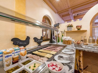 Eating on holiday in Gerlos • Der Grubacher: Eco Hotel in Tyrol Buffet with sausage, ham, and cheese platters