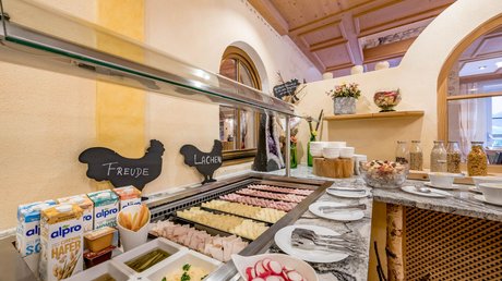 Pictures & Impressions • Der Grubacher: Hotel in Gerlos Buffet with sausage, ham, and cheese platters