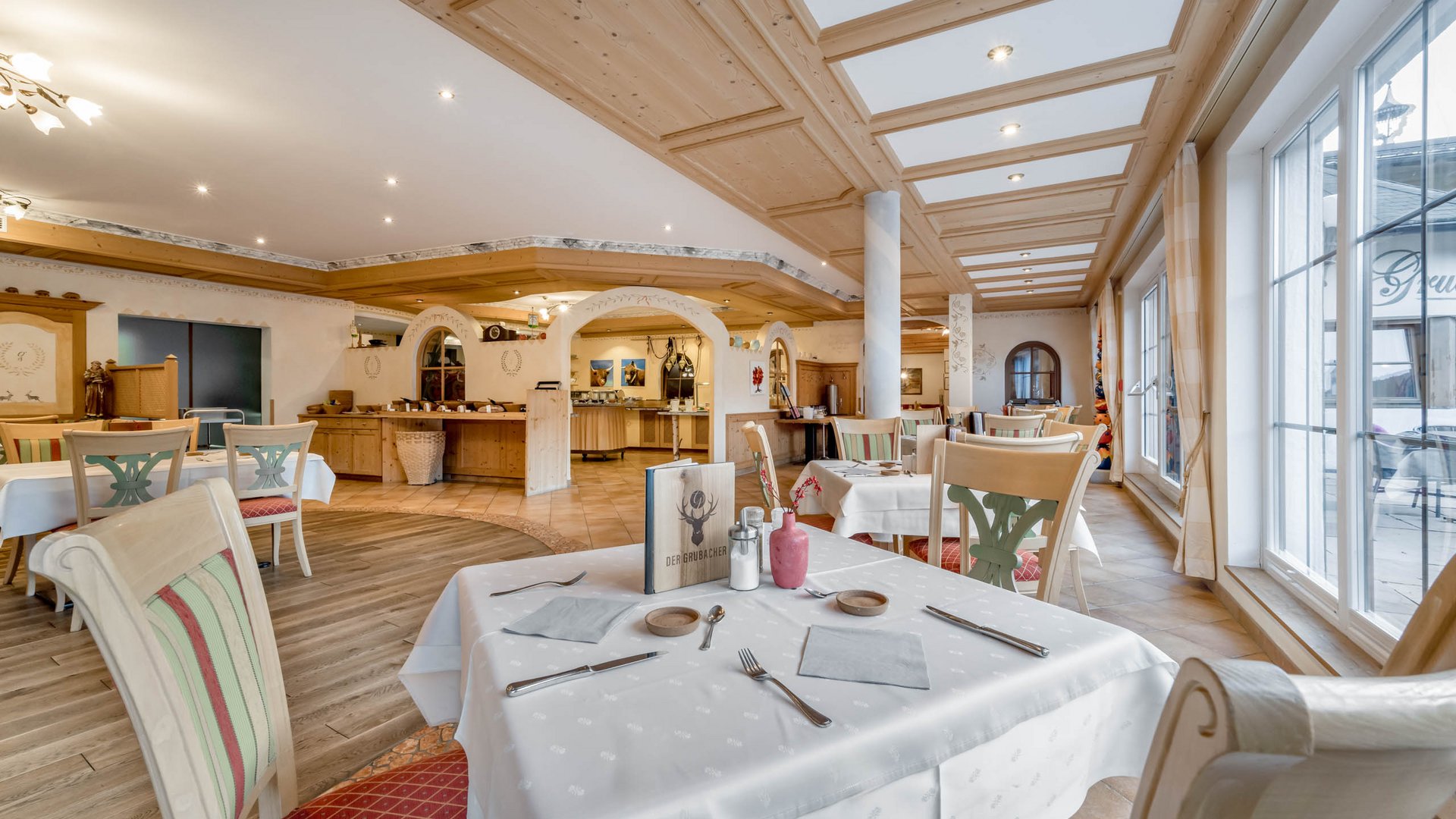 Eating on holiday in Gerlos • Der Grubacher: Eco Hotel in Tyrol Set tables in the dining room with Tyrolean style furnishings