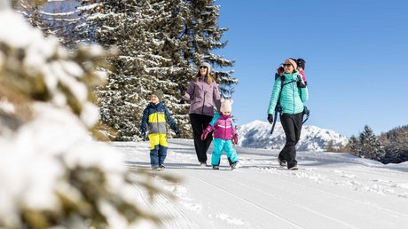 Pictures & Impressions • Der Grubacher: Hotel in Gerlos Family hikes on a cleared winter path through snow-covered forests in the mountains