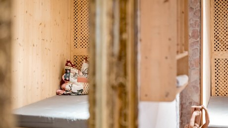 Pictures & Impressions • Der Grubacher: Hotel in Gerlos Seating niches with wooden walls in the wellness area