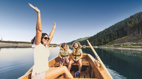 Pictures & Impressions • Der Grubacher: Hotel in Gerlos Happy woman with children in a rowboat on a lake