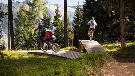 Pictures & Impressions • Der Grubacher: Hotel in Gerlos Cyclist on a bike trail in the mountains