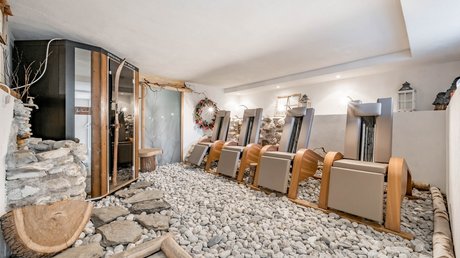 Pictures & Impressions • Der Grubacher: Hotel in Gerlos Infrared cabin and infrared seats in a room with stone flooring