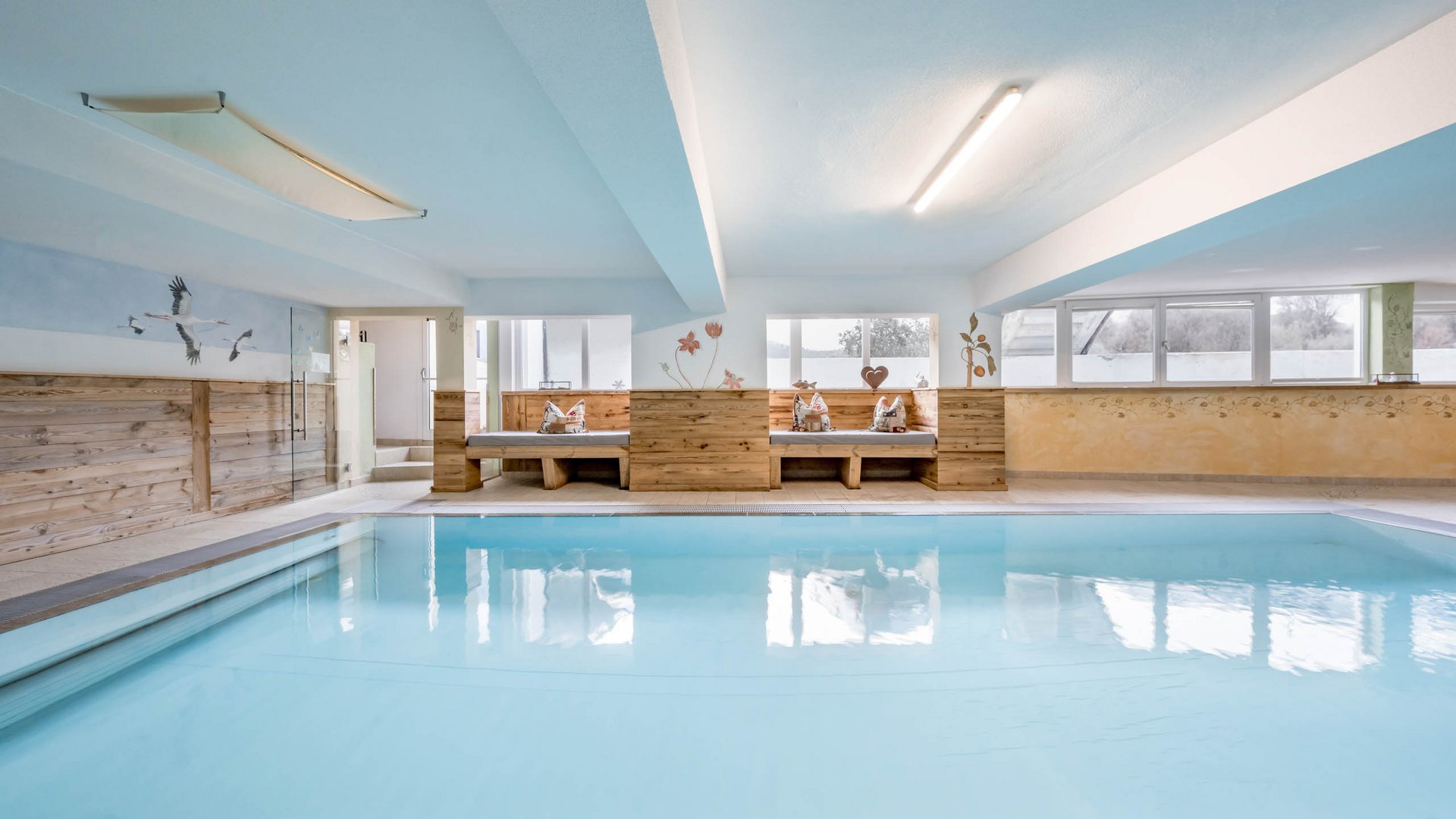 Wellnessbereich mit Indoorpool und Sitzecken