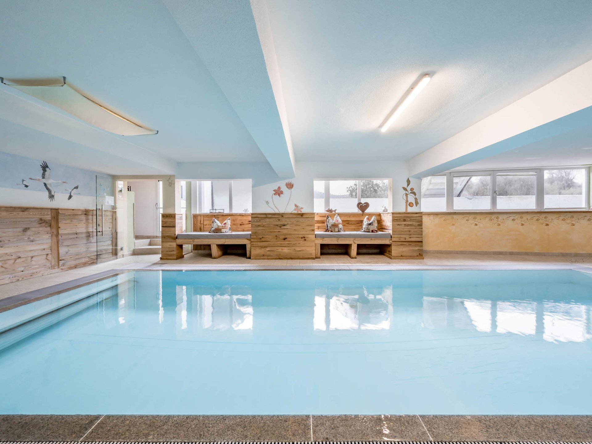 Wellnessbereich mit Indoorpool und Sitzecken
