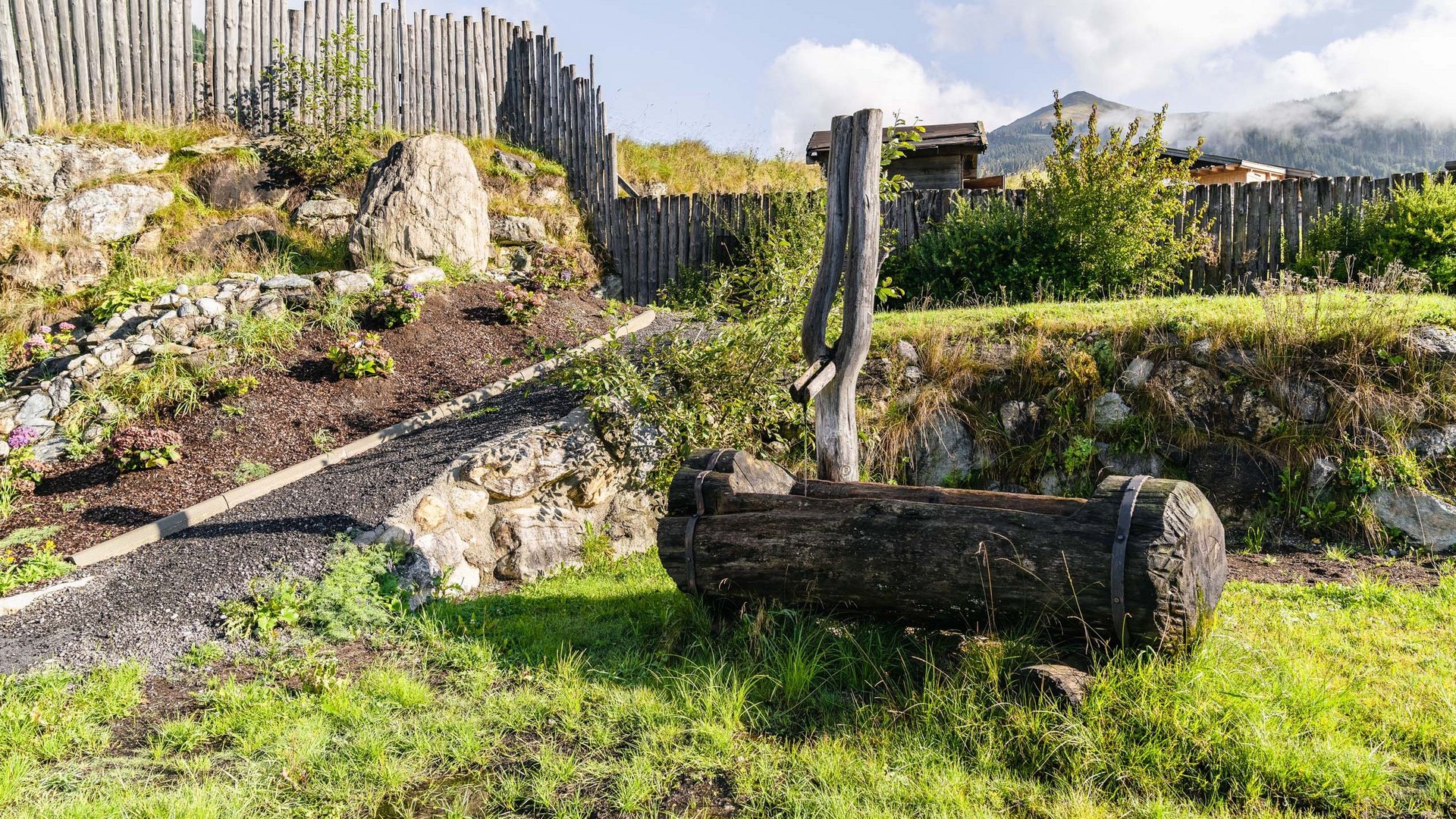 Wasserbrunnen aus Holz im Garten