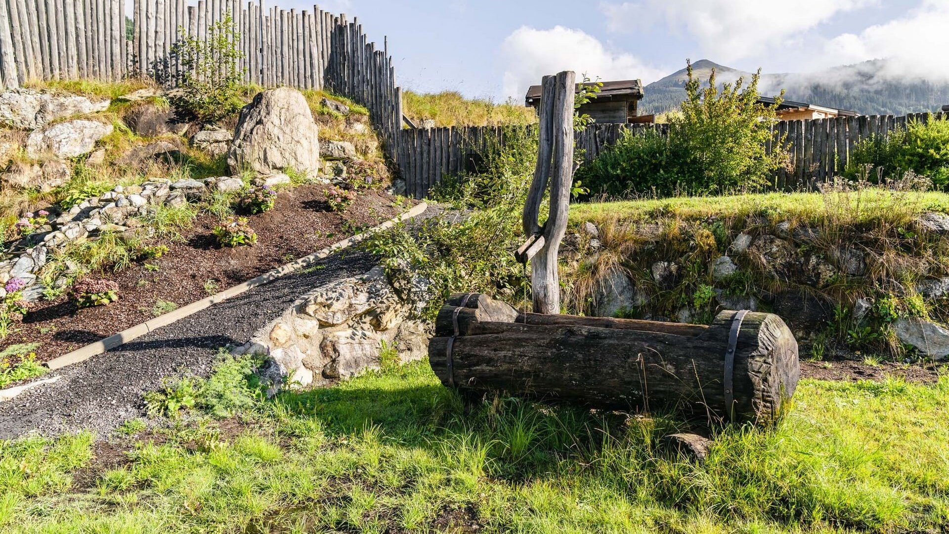 Wasserbrunnen aus Holz im Garten