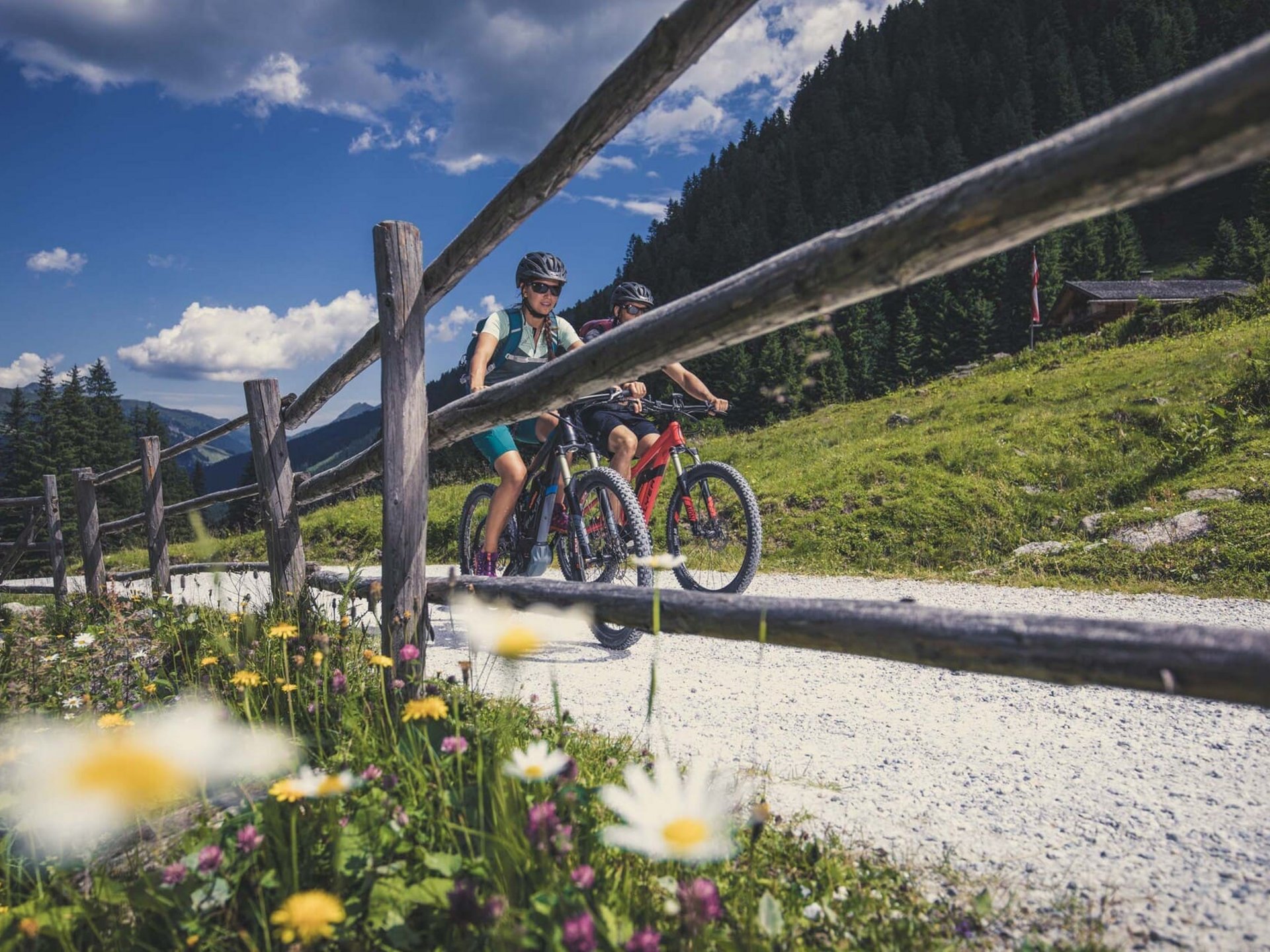 Der Grubacher • Biohotels in Gerlos im Zillertal in Tirol Pärchen beim Radfahren in den Bergen im Sommer