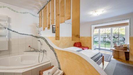 Pictures & Impressions • Der Grubacher: Hotel in Gerlos Hotel room with bathtub, double bed, and terrace