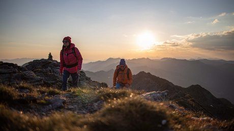 Pictures & Impressions • Der Grubacher: Hotel in Gerlos Couple hiking in the mountains in autumn