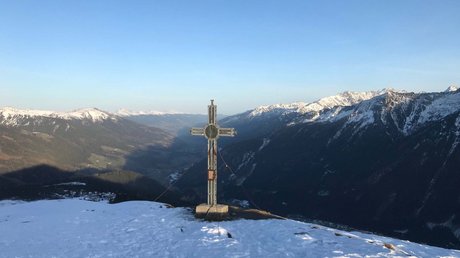 Pictures & Impressions • Der Grubacher: Hotel in Gerlos Summit cross in the snow with a wide view over snowy valleys and mountain ranges