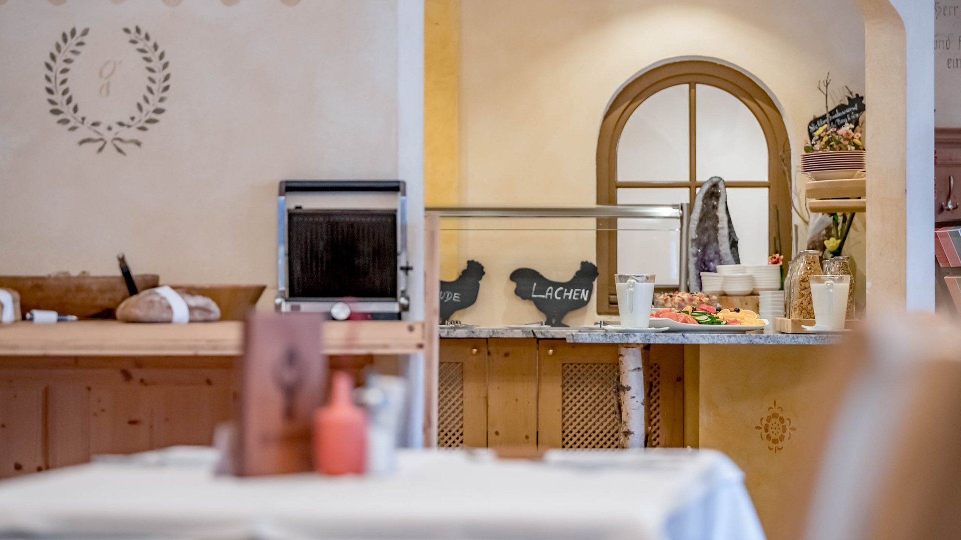 Eating on holiday in Gerlos • Der Grubacher: Eco Hotel in Tyrol Set table in the dining room with breakfast buffet