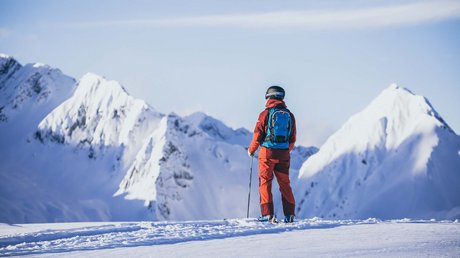 Pictures & Impressions • Der Grubacher: Hotel in Gerlos Skier stands on snowy summit and looks at imposing mountain landscape