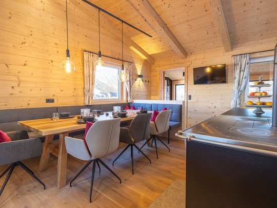 Grubi's Freizeitwohnsitz • Der Grubacher Gemütlicher Essbereich mit Holzdecke, langen Tischen, Polsterbänken und Dekoration