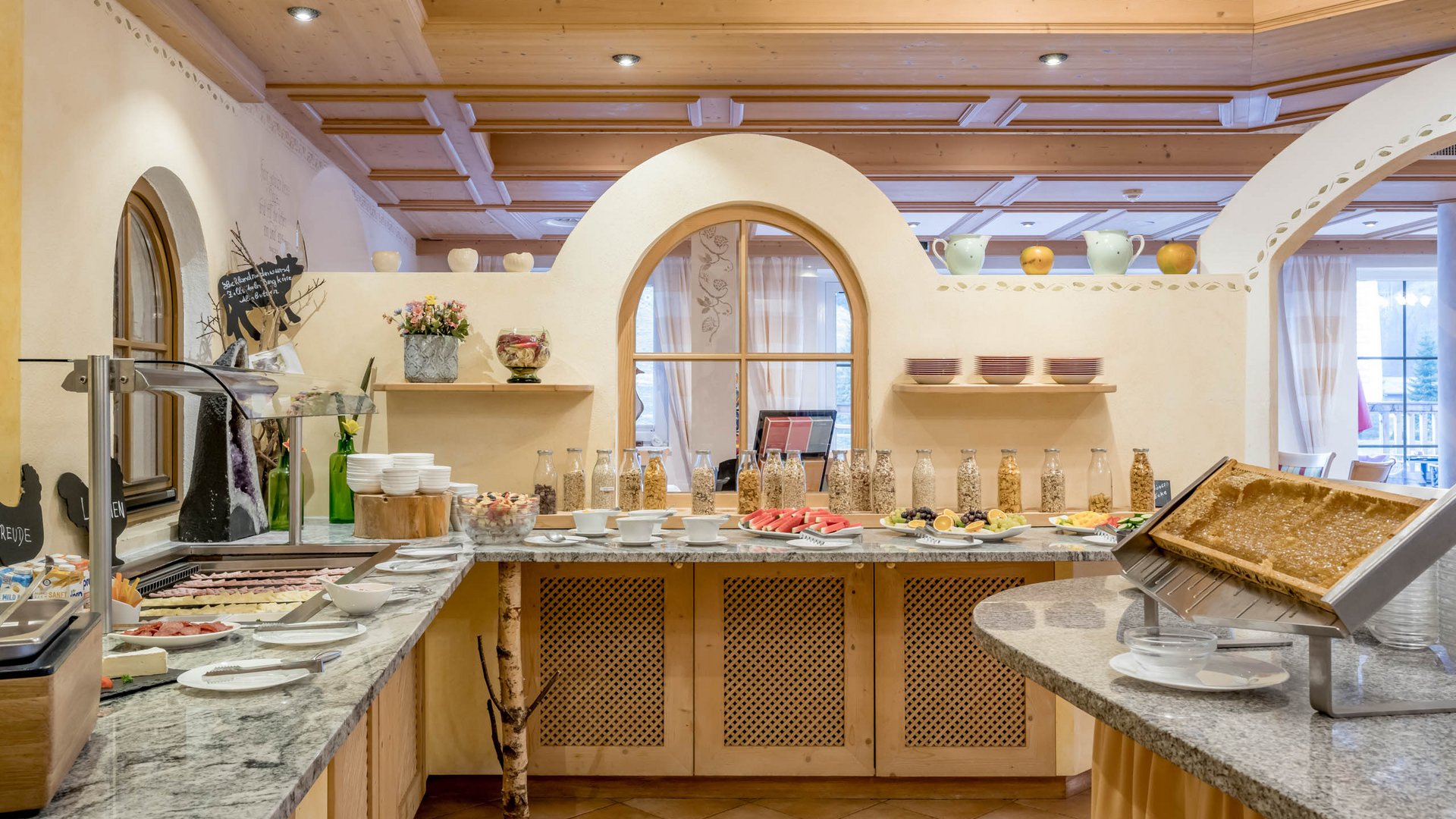 Eating on holiday in Gerlos • Der Grubacher: Eco Hotel in Tyrol Breakfast buffet with fresh fruits, cold cuts and cheese platters