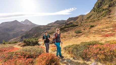 Pictures & Impressions • Der Grubacher: Hotel in Gerlos Couple hiking in the mountains in autumn