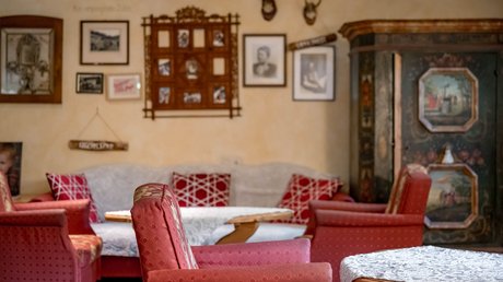 Pictures & Impressions • Der Grubacher: Hotel in Gerlos Cozy lounge with traditional Tyrolean-style furnishings