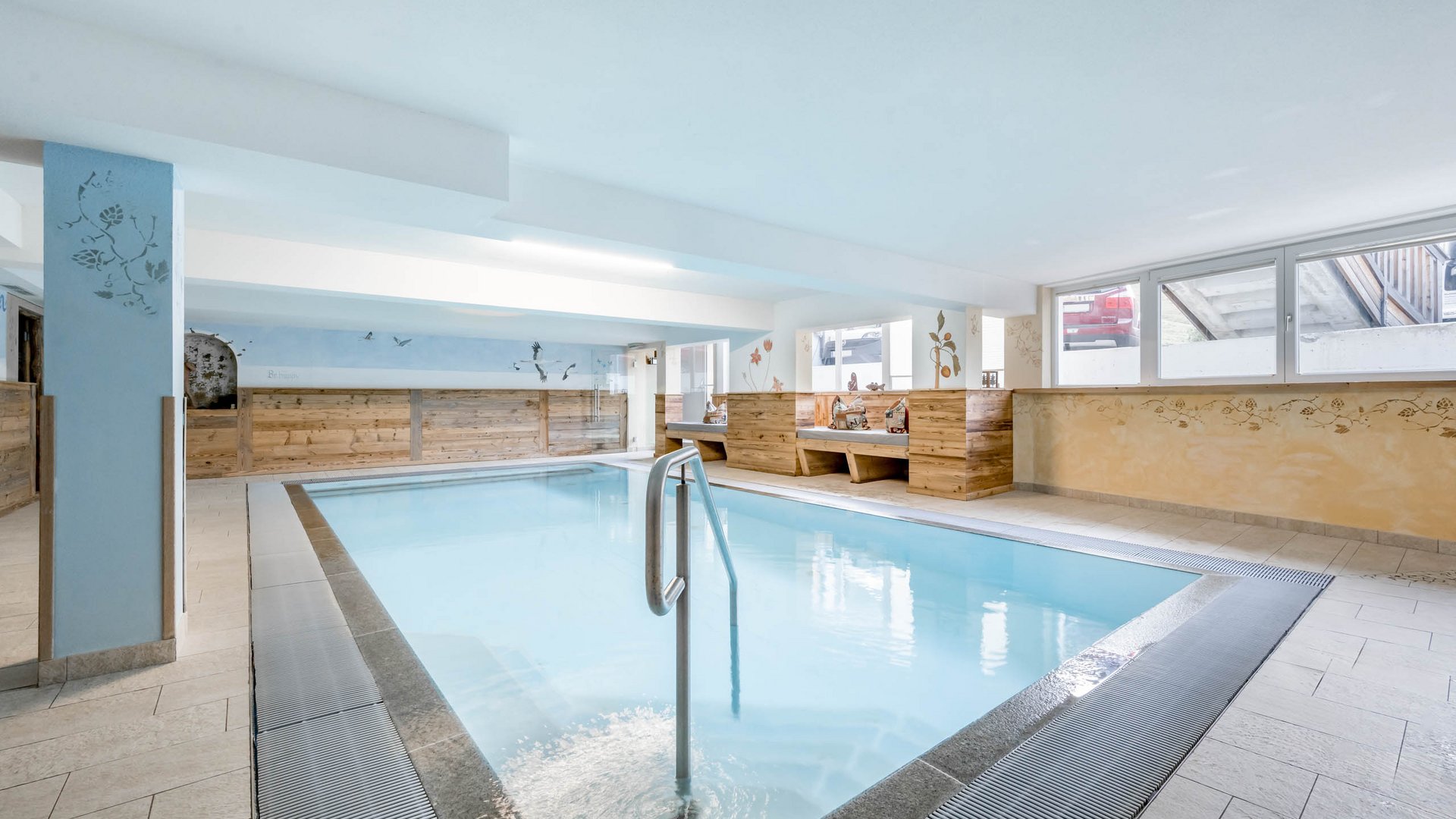 Wasserwelt in Gerlos • Der Grubacher: Biohotel in Tirol Wellnessbereich mit Indoorpool und Sitzecken