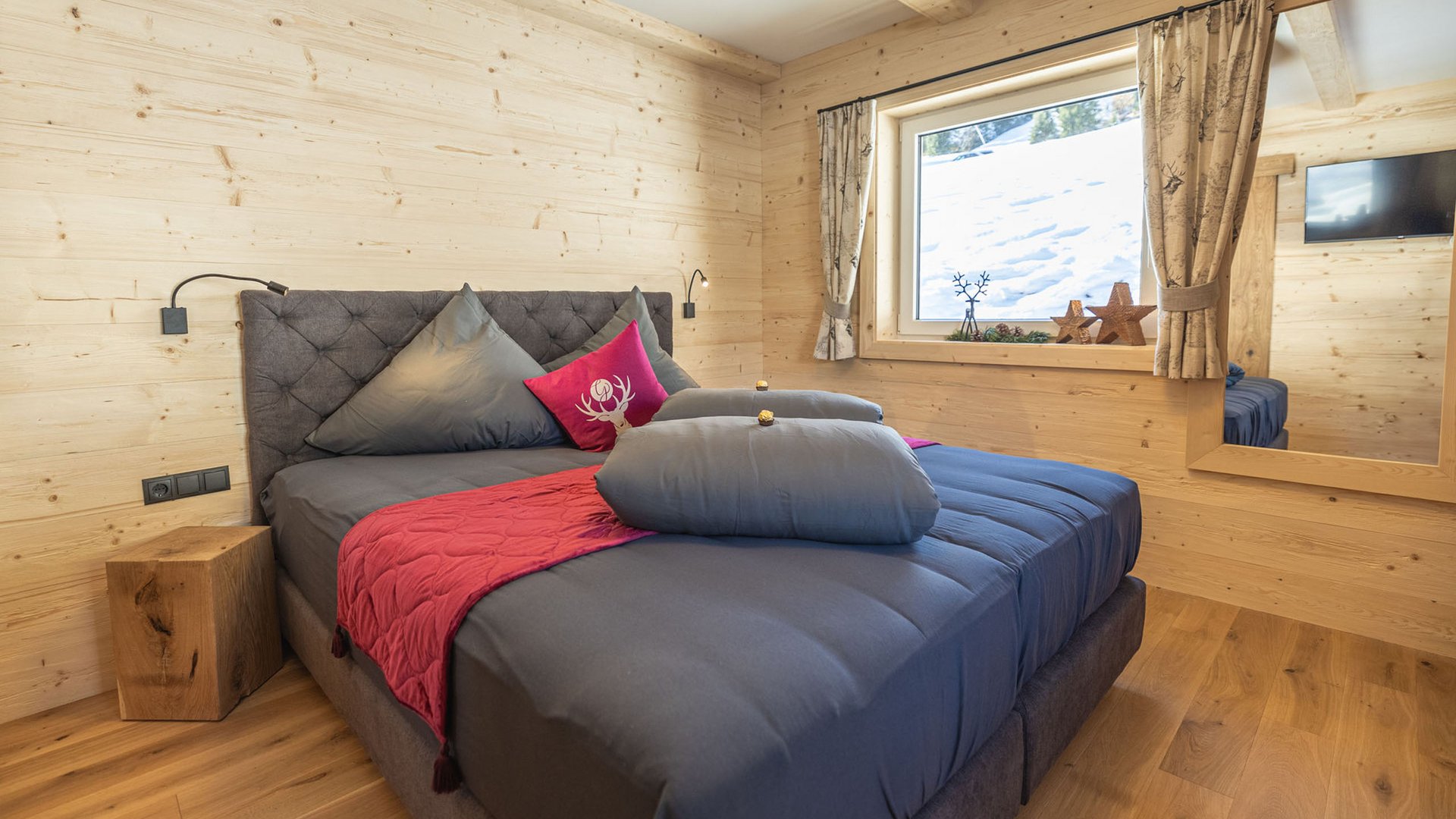 Doppelbett in einem Zimmer mit Holzvertäfelung