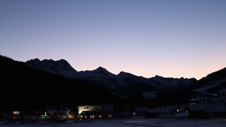Pictures & Impressions • Der Grubacher: Hotel in Gerlos Evening mood with silhouettes of mountains and illuminated village in the snowy valley