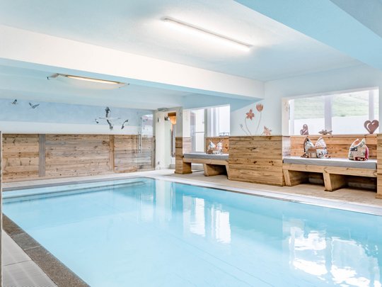 Wasserwelt in Gerlos • Der Grubacher: Biohotel in Tirol Wellnessbereich mit Indoorpool und Sitzecken