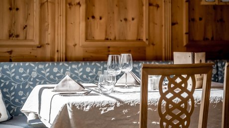 Pictures & Impressions • Der Grubacher: Hotel in Gerlos Set table in an atmospherically lit parlor