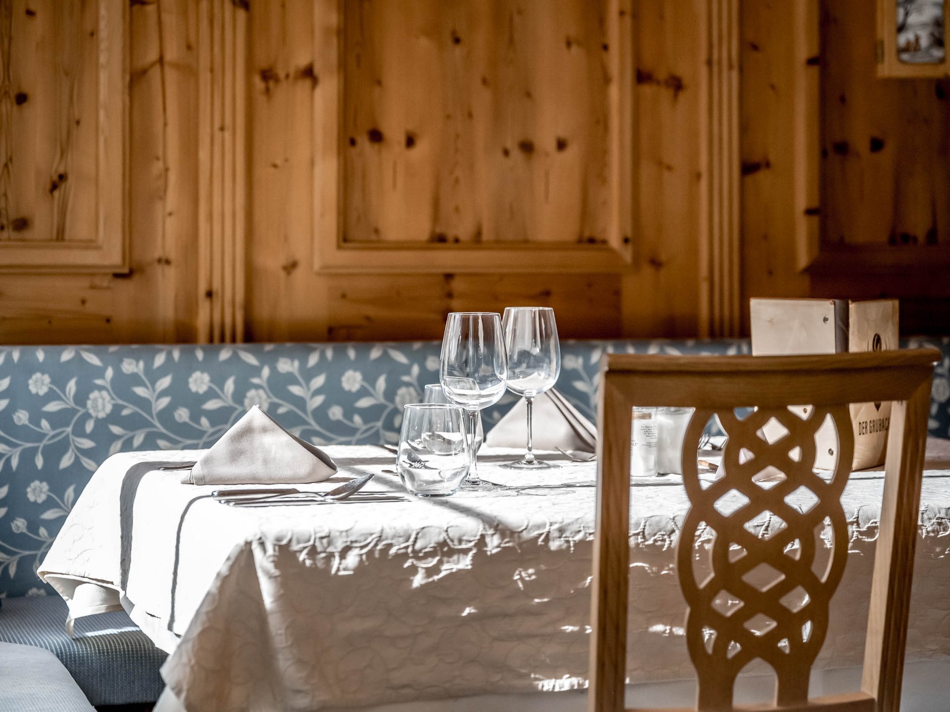 Der Grubacher • The best choice among the eco hotels in Tyrol Set table in an atmospherically lit parlor
