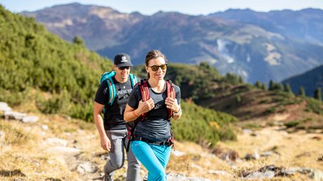 Pictures & Impressions • Der Grubacher: Hotel in Gerlos Couple hiking in the mountains