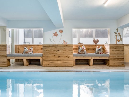Wasserwelt in Gerlos • Der Grubacher: Biohotel in Tirol Wellnessbereich mit Indoorpool und Sitzecken