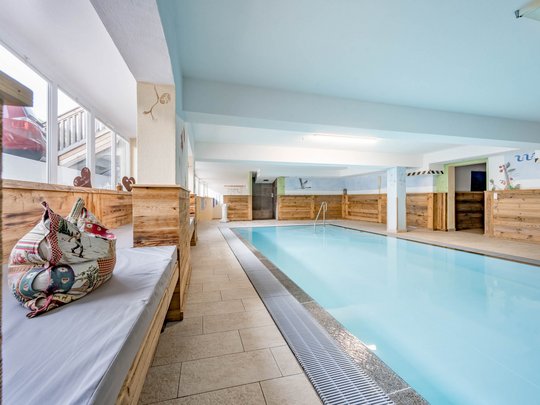 Wasserwelt in Gerlos • Der Grubacher: Biohotel in Tirol Wellnessbereich mit Indoorpool und Sitzecken