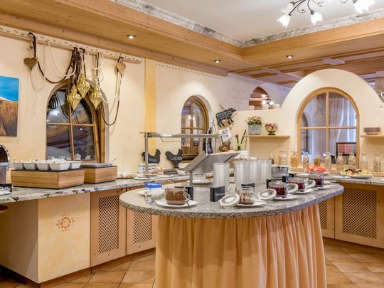 Eating on holiday in Gerlos • Der Grubacher: Eco Hotel in Tyrol Breakfast buffet with fresh fruits, cold cuts and cheese platters