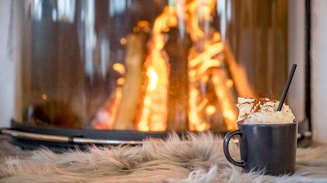 Pictures & Impressions • Der Grubacher: Hotel in Gerlos Cocoa with whipped cream in front of a burning tiled stove