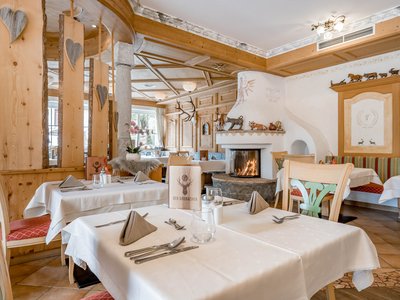 Eating on holiday in Gerlos • Der Grubacher: Eco Hotel in Tyrol Traditionally furnished dining room with a parlor and tile stove