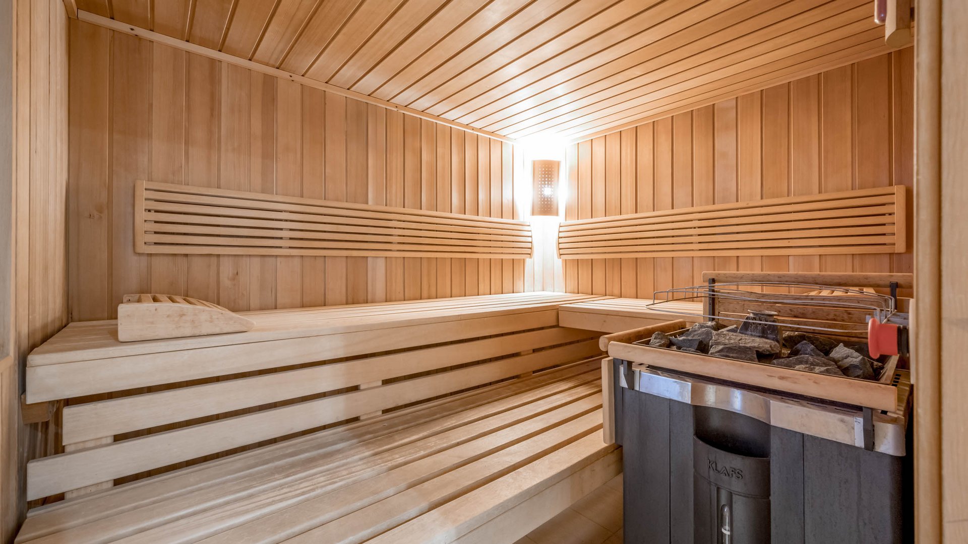 Sauna mit Kamin und Liegeflächen