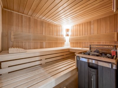Der Grubacher • The best choice among the eco hotels in Tyrol Sauna with fireplace and lounge areas