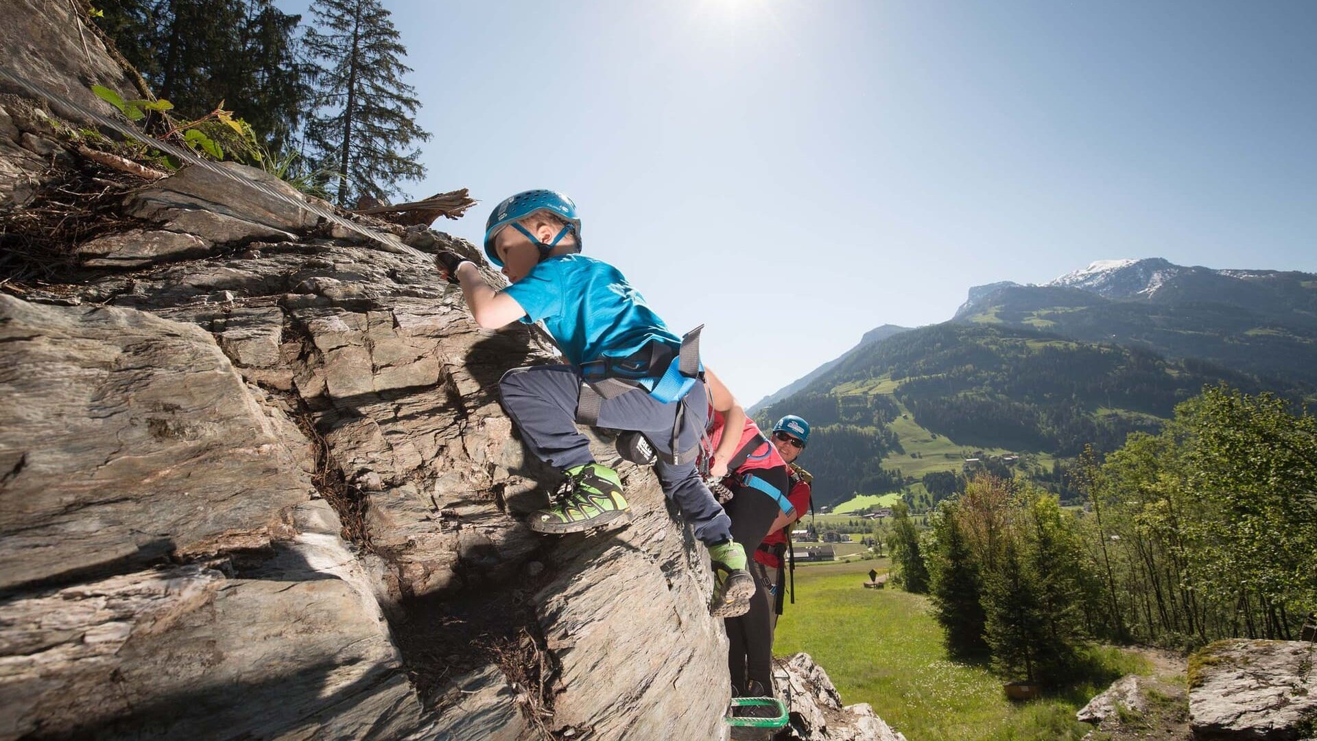 Sommerglück in Gerlos • Der Grubacher: Sommerurlaub Zillertal Kinder beim Klettern in den Bergen