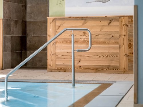Hotel in Gerlos im Zillertal: Preise Wellnessbereich mit Indoorpool und Dusche