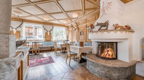 Pictures & Impressions • Der Grubacher: Hotel in Gerlos Tyrolean parlor with wood paneling and traditional tile stove