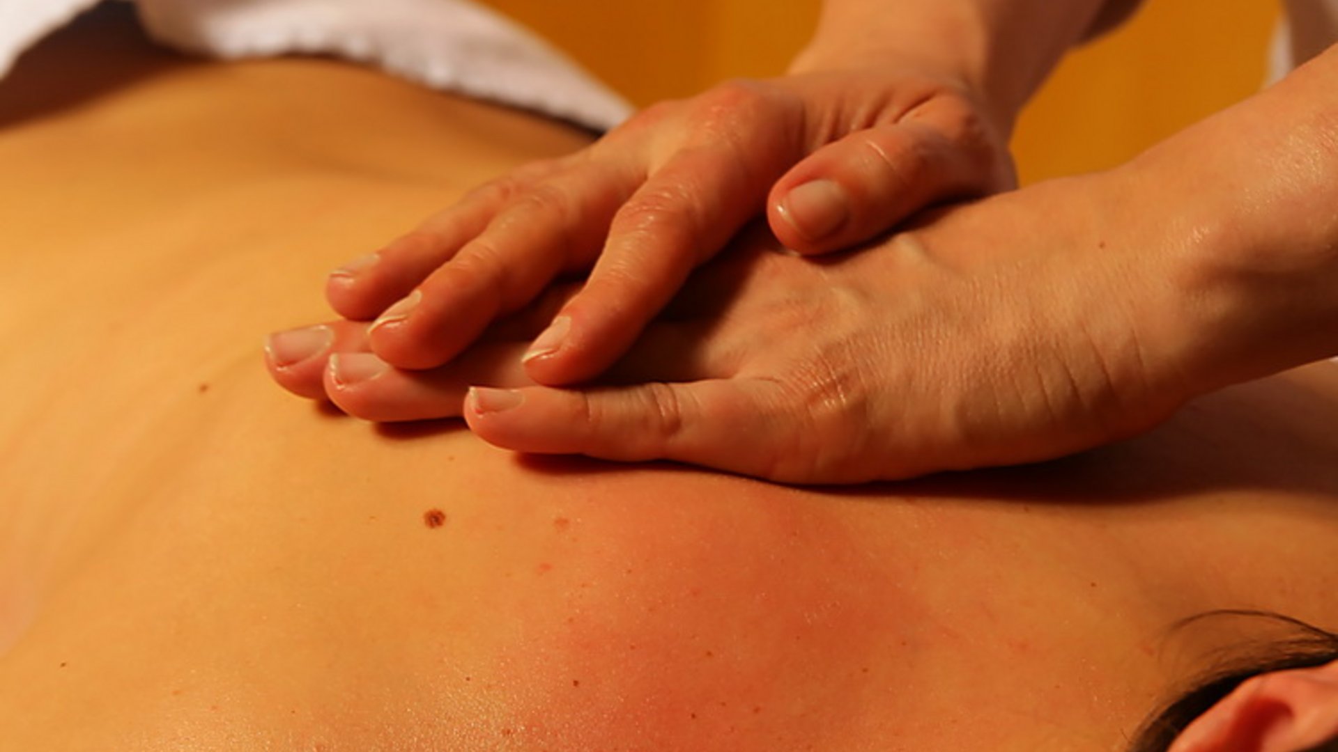 Frau bei einer Rücken- und Nackenmassage
