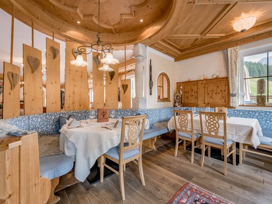 Eating on holiday in Gerlos • Der Grubacher: Eco Hotel in Tyrol Set table in a traditional Tyrolean stube