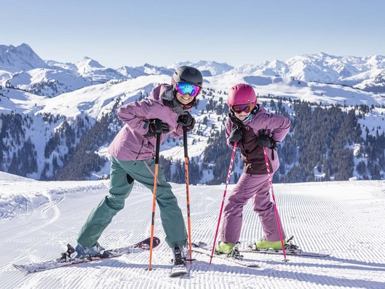 Erlebnisse im Zillertal • Der Grubacher: Biohotel in Gerlos Zwei Skifahrerinnen posieren lachend auf frisch präparierter Piste