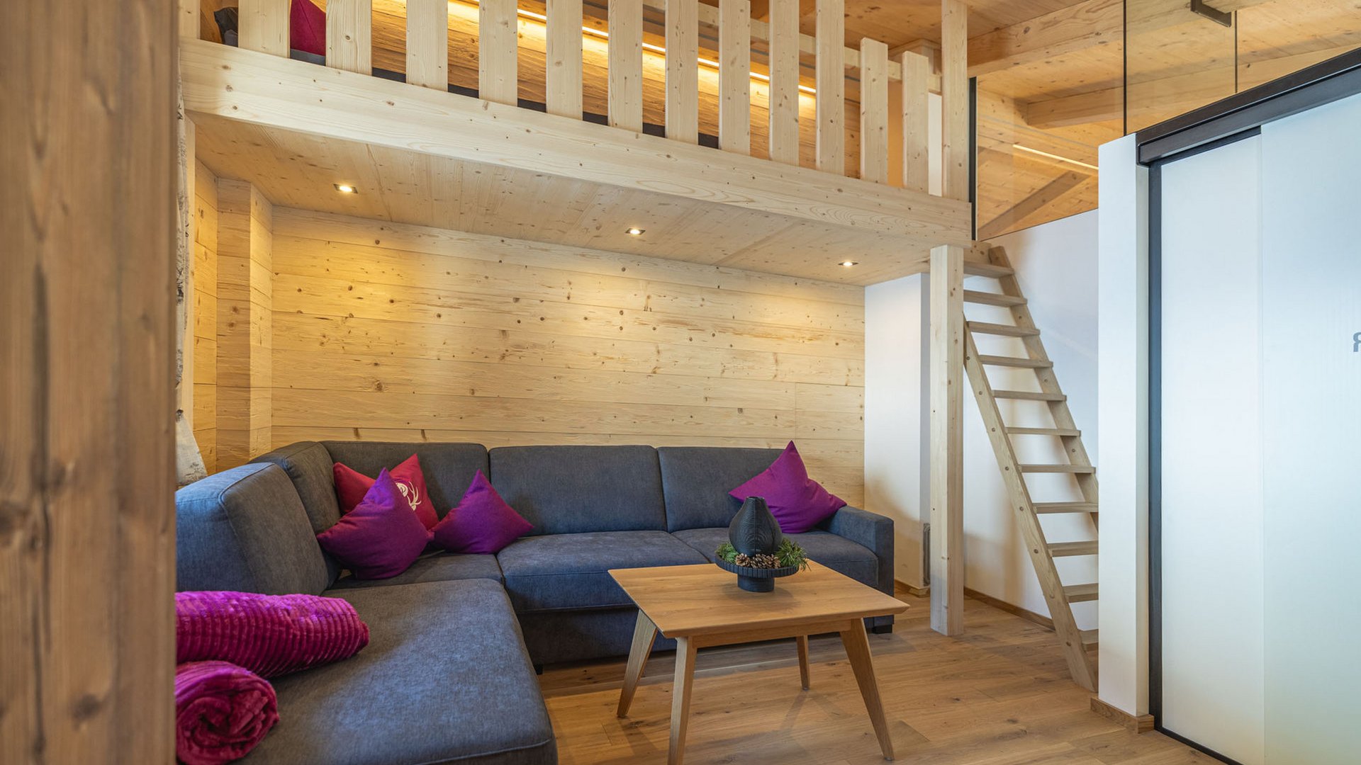 Grubi's Freizeitwohnsitz • Der Grubacher Wohnzimmer mit hochwertiger Ausstattung und Holzvertäfelung mit Zwischengeschoss