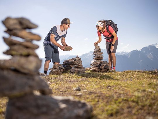 Erlebnisse im Zillertal • Der Grubacher: Biohotel in Gerlos Paar baut ein Steinmännchen in den Bergen