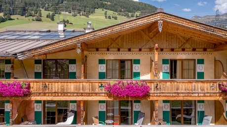 Pictures & Impressions • Der Grubacher: Hotel in Gerlos Room balconies at Hotel Grubacher with balcony flowers in summer