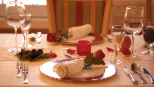 Hotel in Gerlos im Zillertal: Preise Festlich gedeckter Tisch mit Rosen und Weingläsern