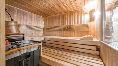 Pictures & Impressions • Der Grubacher: Hotel in Gerlos Small sauna with fireplace and metal barrel