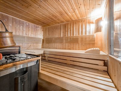 Saunaoase in Gerlos • Der Grubacher: Biohotel in Tirol Kleine Sauna mit Kamin und Metallfass