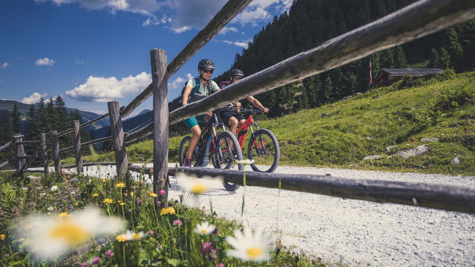 Pärchen beim Radfahren in den Bergen im Sommer